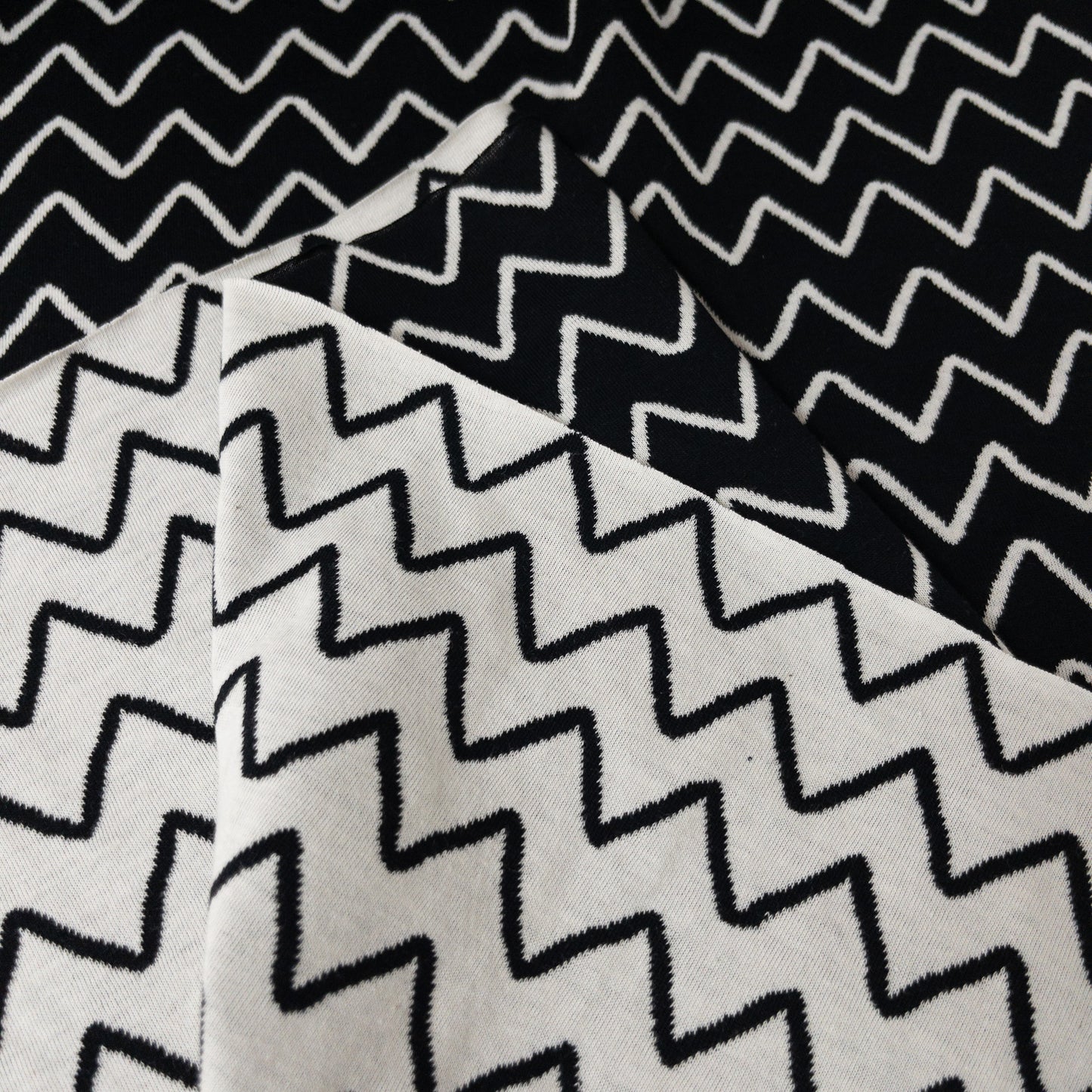 maffon | zigzag stitch black ivory 鋸齒形狀 黑+米色 | cotton jacquard knit 雙面純棉提花針織 - 160cm