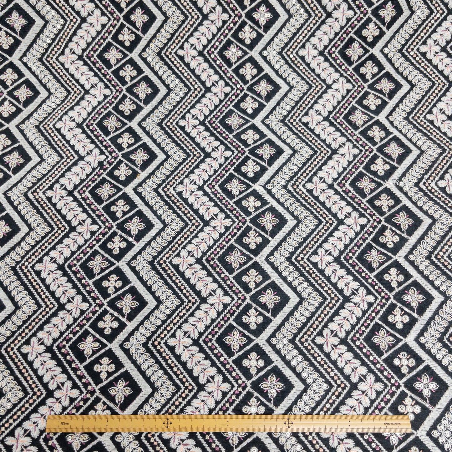 India | black ethnic embroidered fabric 黑色民族風刺繡布
