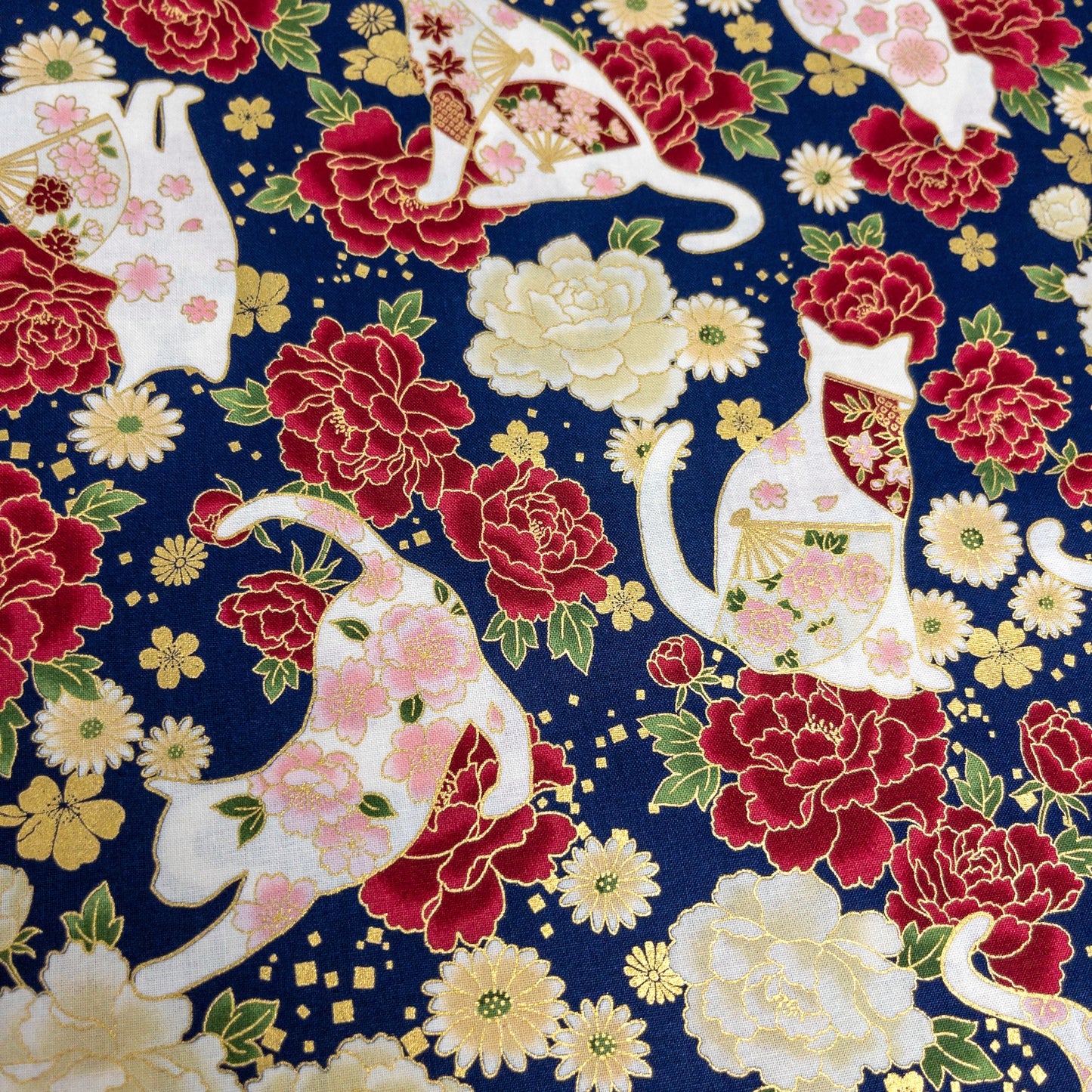 Quilt Gate | bronzing white cats floral 燙金白貓花朵 | cotton printed sheeting 純棉