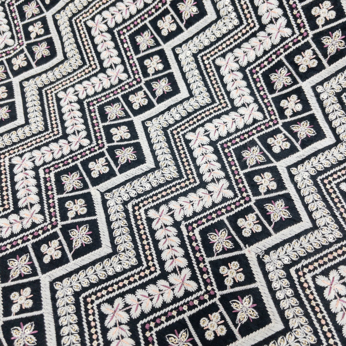 India | black ethnic embroidered fabric 黑色民族風刺繡布