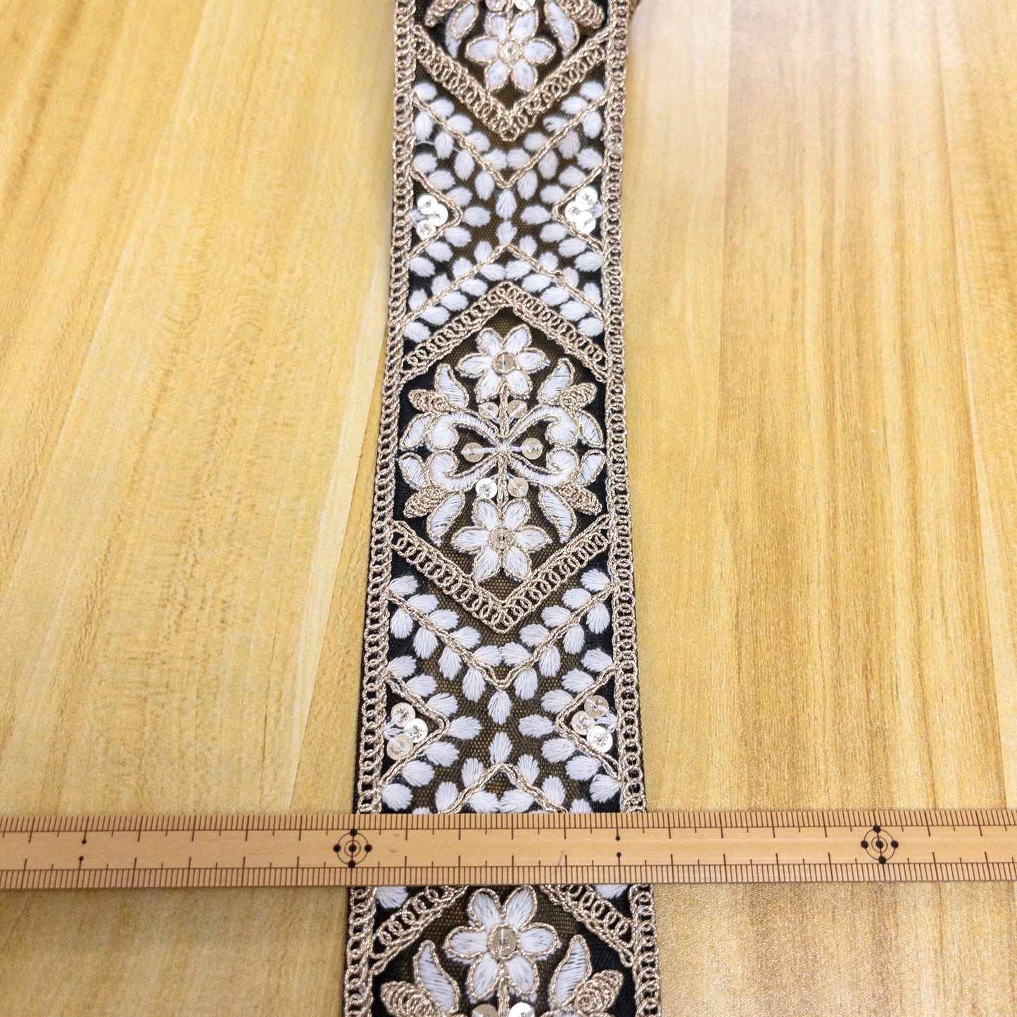 embroidery webbing 刺繡帶 | white floral trim golden thread 金線裝飾小花朵 5.7cm