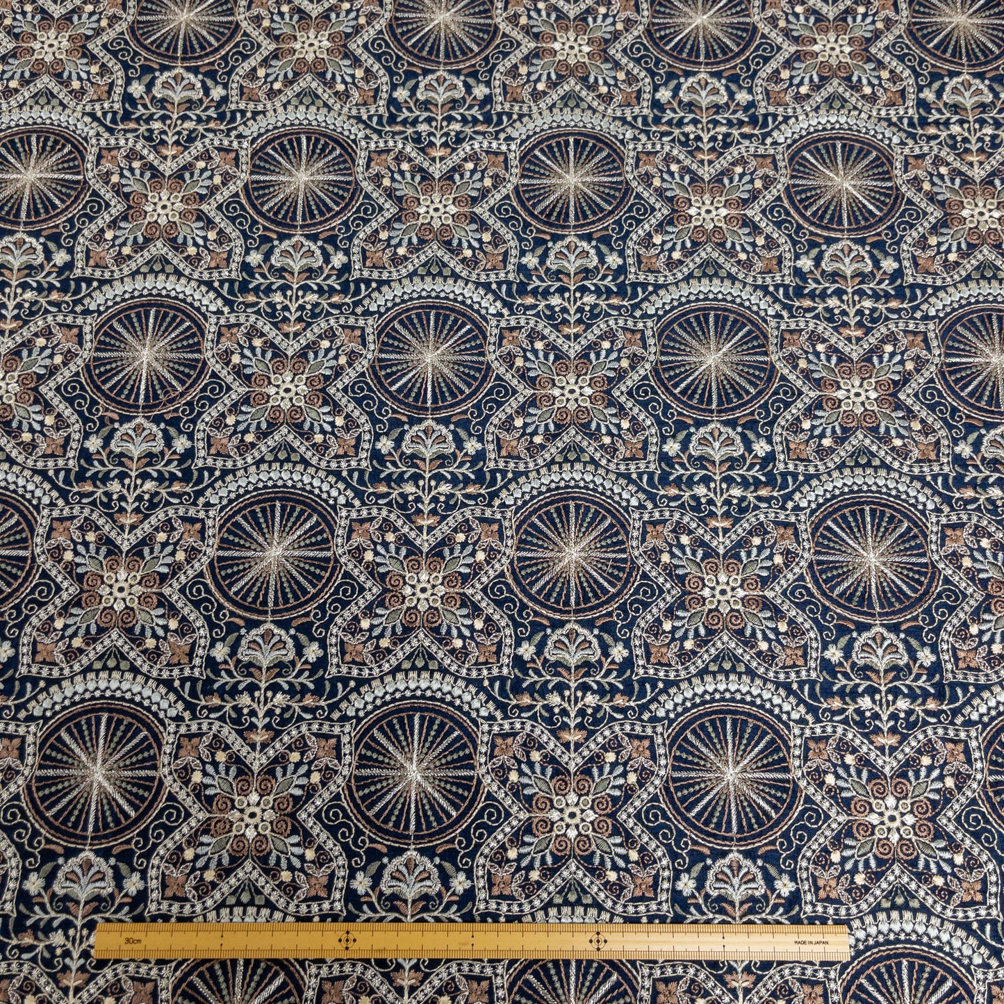 India | halo embroidered fabric 花輪刺繡布