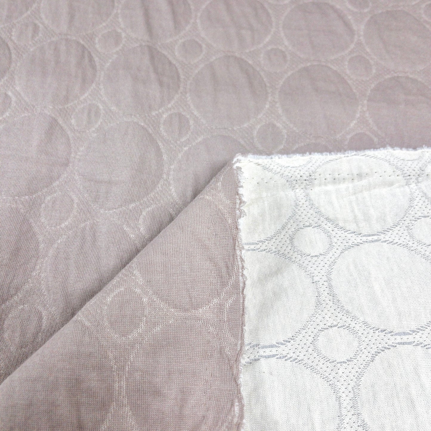 maffon | dot pattern taupe ivory 簡約圓點 啡灰+米白 | cotton quilted jacquard knit 雙面純棉提花針織夾棉 - 160cm