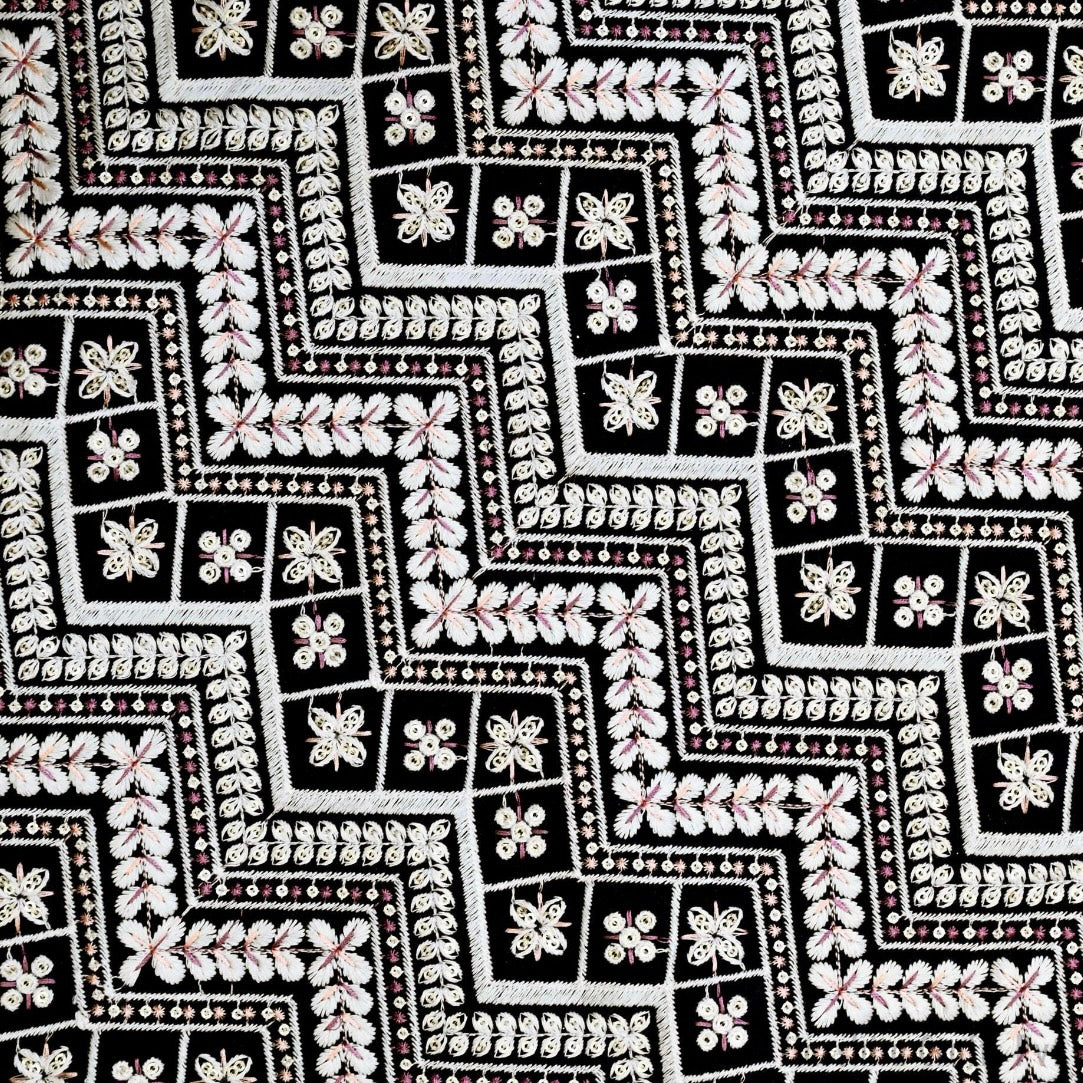India | black ethnic embroidered fabric 黑色民族風刺繡布