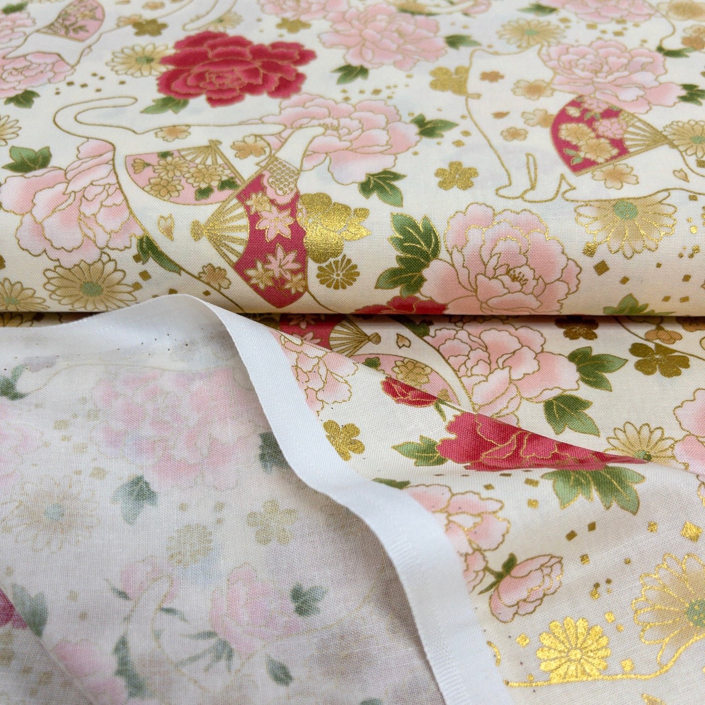 Quilt Gate | bronzing white cats floral 燙金白貓花朵 | cotton printed sheeting 純棉