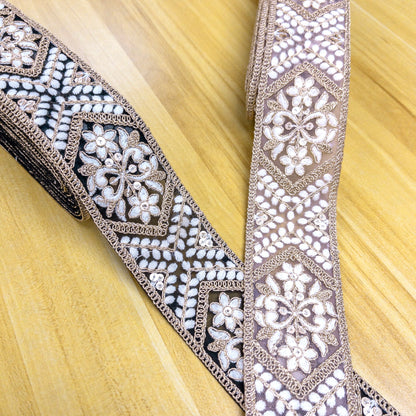 embroidery webbing 刺繡帶 | white floral trim golden thread 金線裝飾小花朵 5.7cm