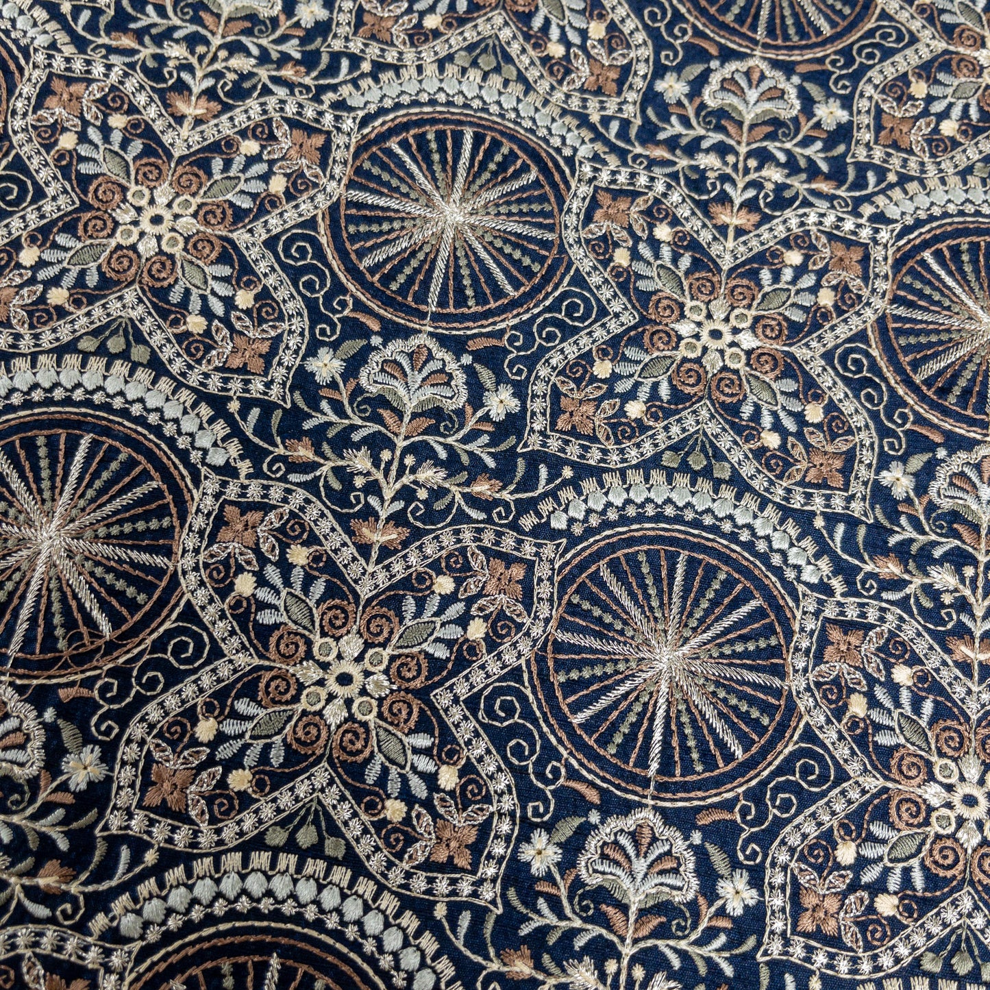 India | halo embroidered fabric 花輪刺繡布