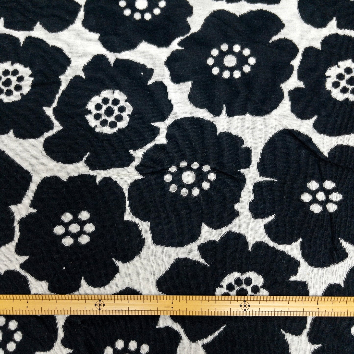 maffon | medium anemone flowers black ivory 北歐簡約中花 黑+米白 | cotton jacquard knit 雙面純棉提花針織 - 160cm