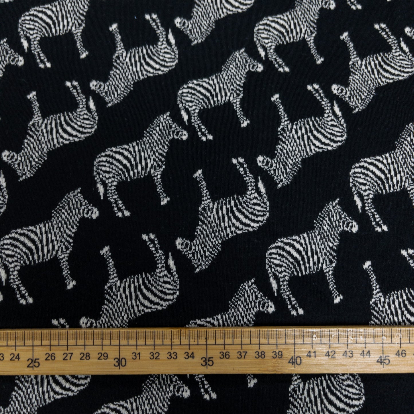 maffon | zebra black ivory 班馬 黑+米色 | cotton jacquard knit 雙面純棉提花針織 - 160cm
