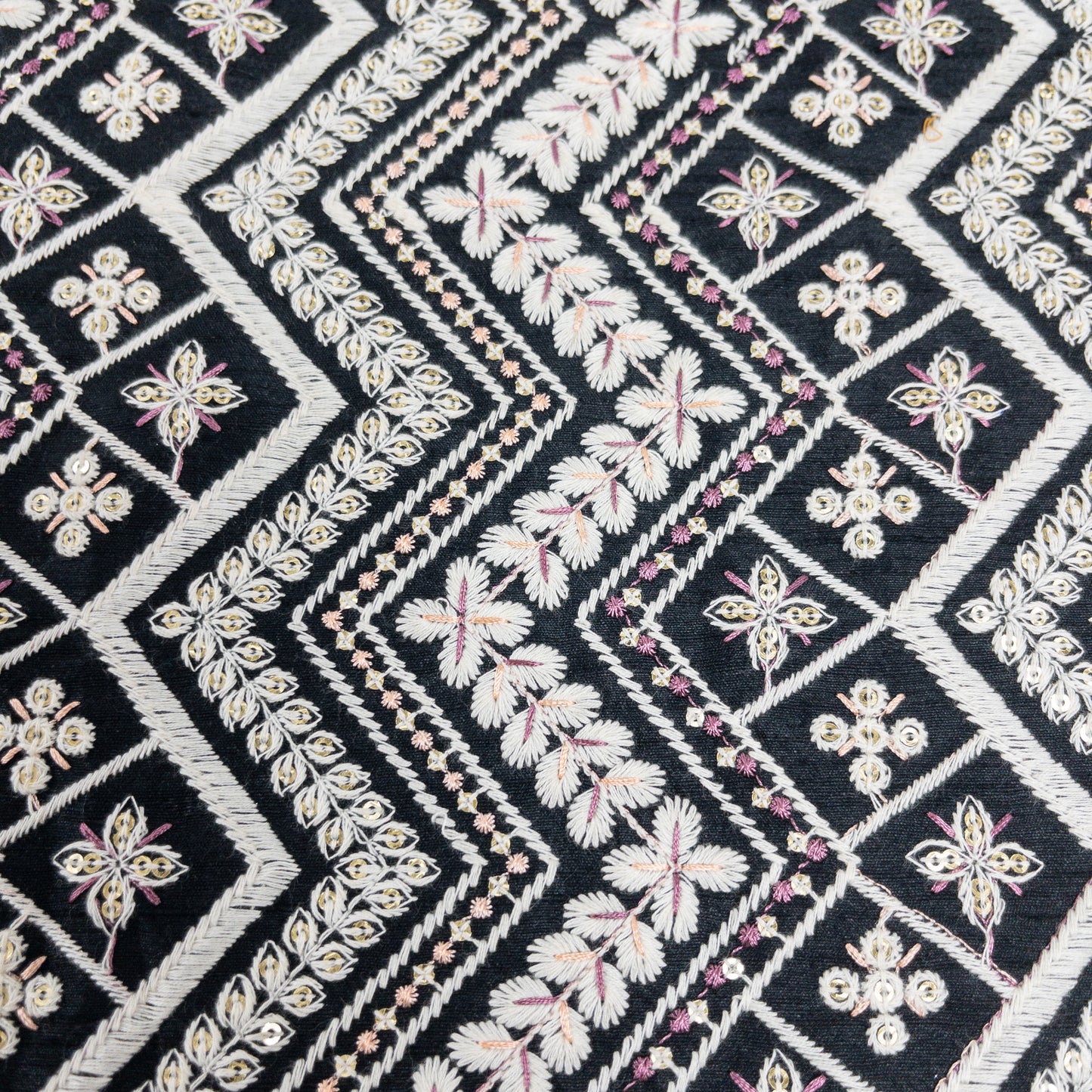 India | black ethnic embroidered fabric 黑色民族風刺繡布