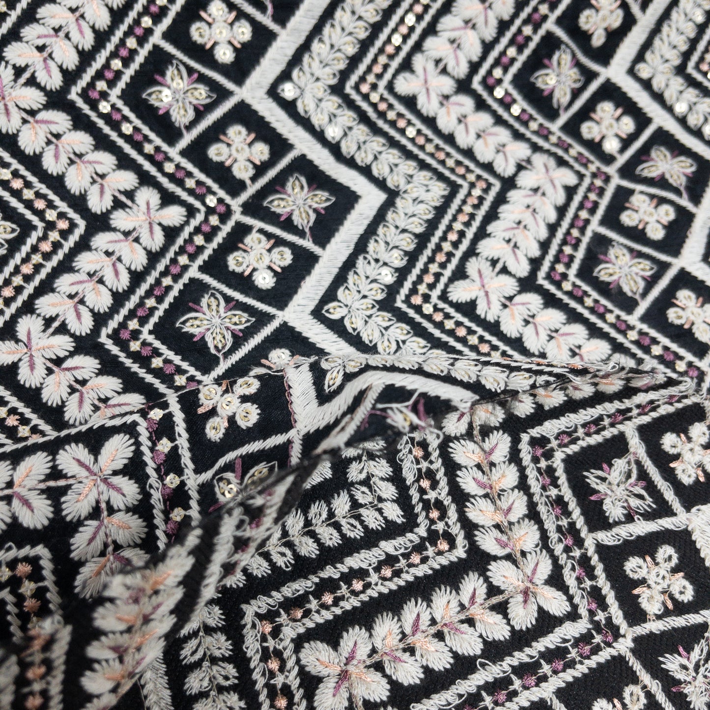 India | black ethnic embroidered fabric 黑色民族風刺繡布