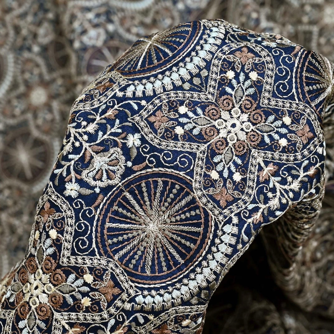 India | halo embroidered fabric 花輪刺繡布