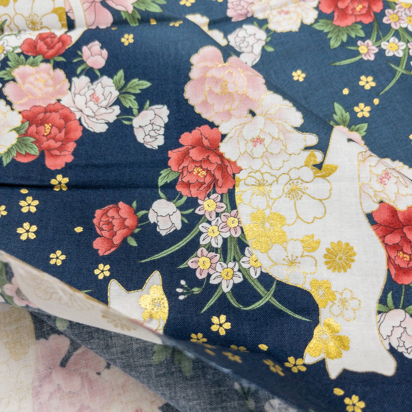 Quilt Gate | bronzing flowers and cats 燙金花貓 | cotton printed sheeting 純棉