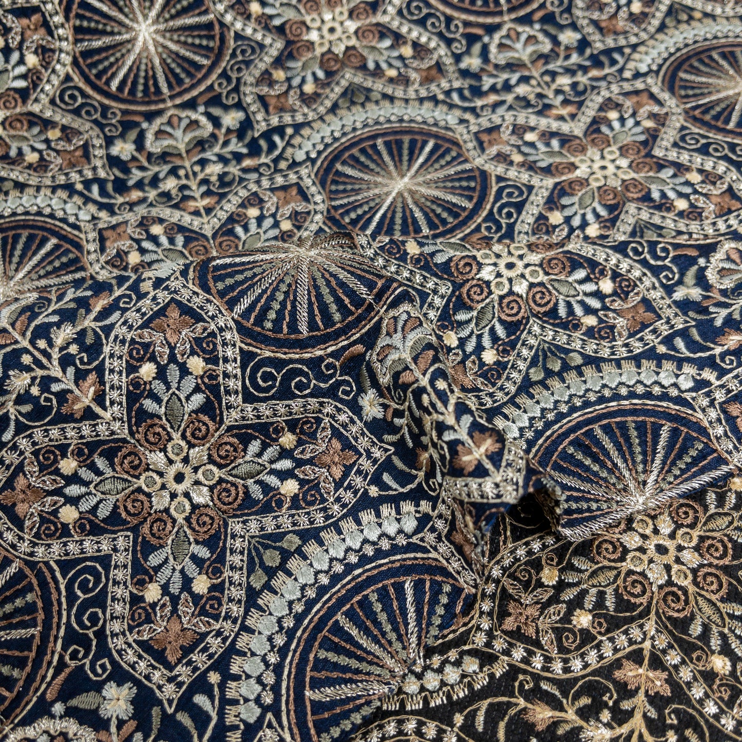 India | halo embroidered fabric 花輪刺繡布