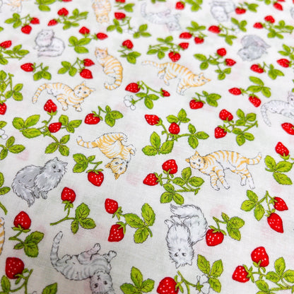 Japan | strawberry cats 士多啤梨草莓貓貓 | cotton printed sheeting 純棉